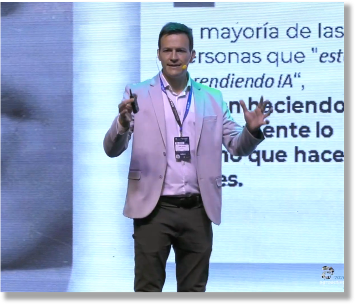 Pablo Brunet hablando en un evento